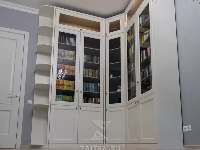 Книжный шкаф