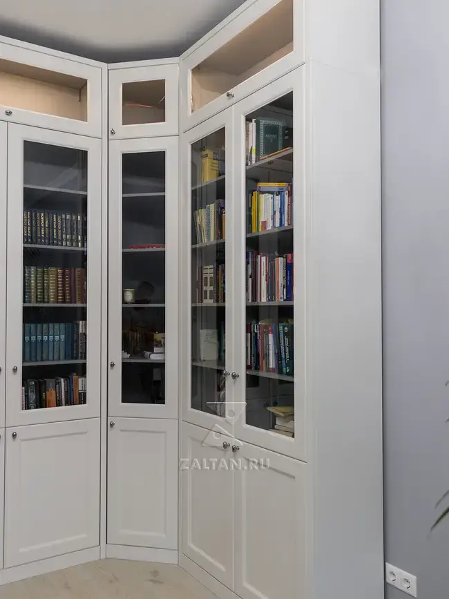 Угловой шкаф для библиотеки