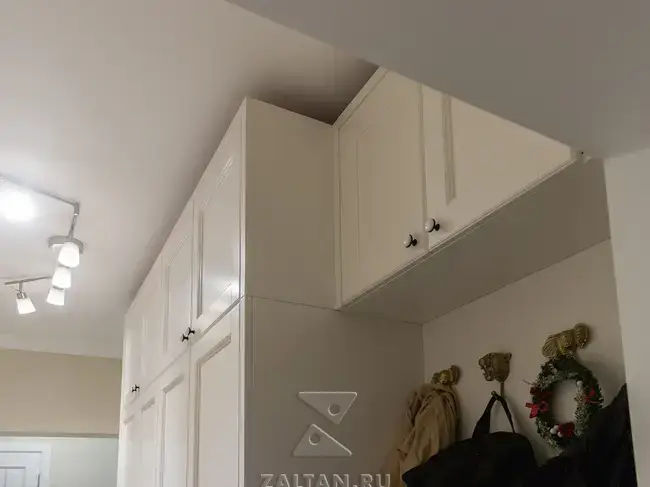 Открытая секция с вешалками