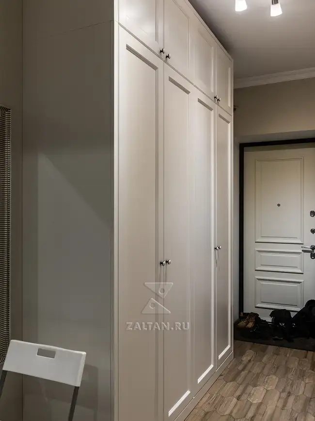 Распашной шкаф в прихожую