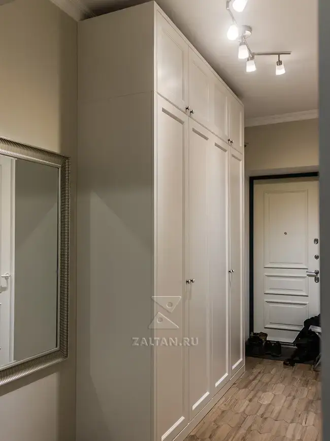 Шкаф в прихожую классический