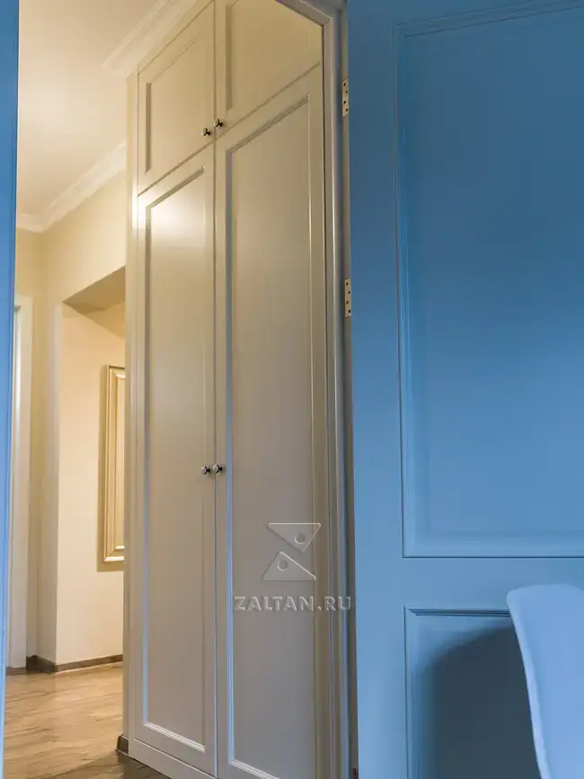 Белый распашной шкаф