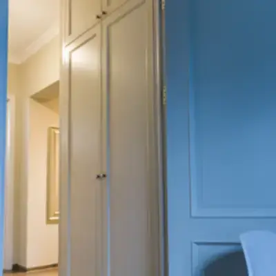 Встроенный распашной шкаф