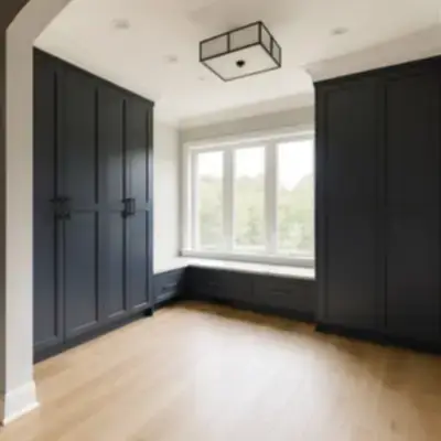 Встроенная гардеробная у окна