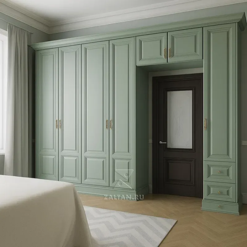 Шкаф вокруг двери в спальню