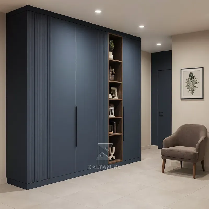 Встроенный синий шкаф с полками