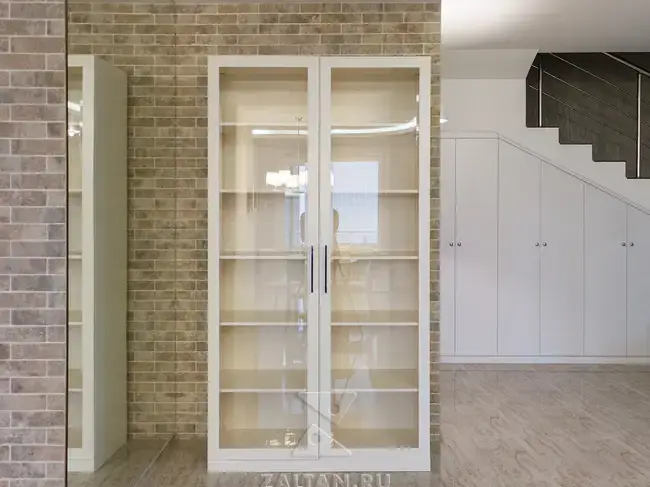 Кремовый распашной шкаф