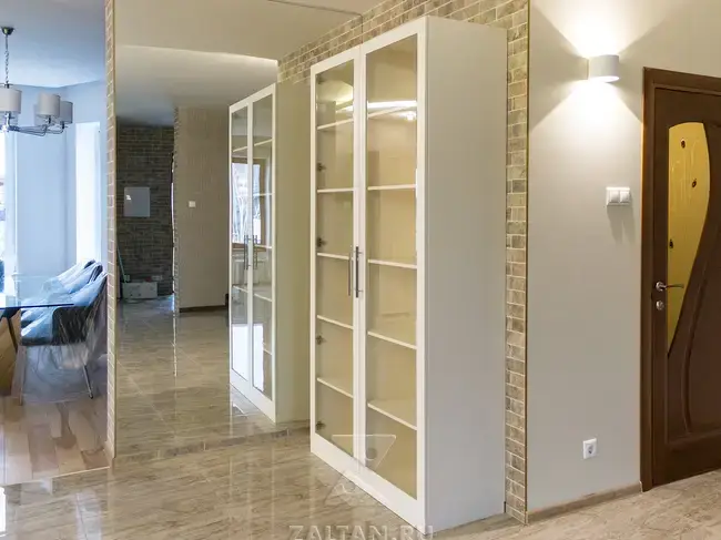 Шкаф рядом с зеркалом