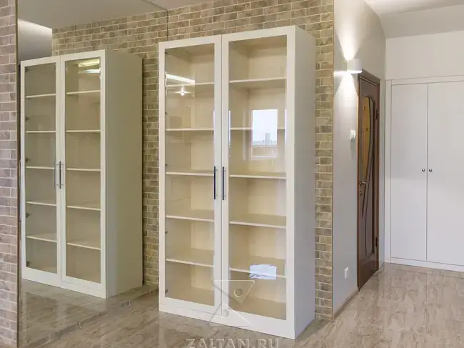 Шкаф с стеклянными дверьми