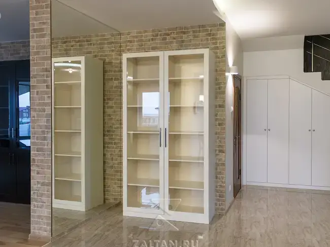 Шкаф витрина в  холле