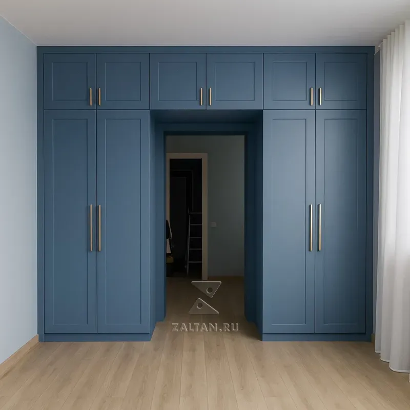 Встроенный шкаф вокруг двери синий
