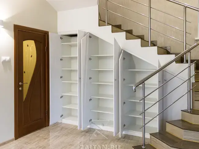 Наполнение шкафа под лестницей