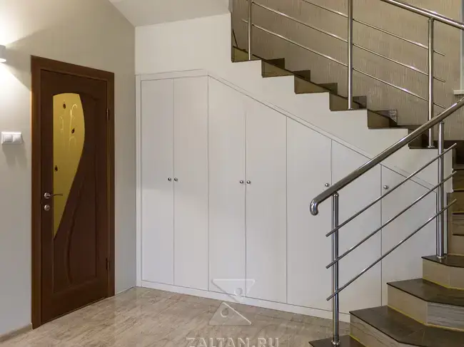 Современный встроенный шкаф