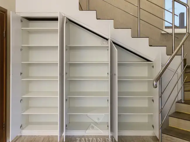 Стеллаж под лестницей