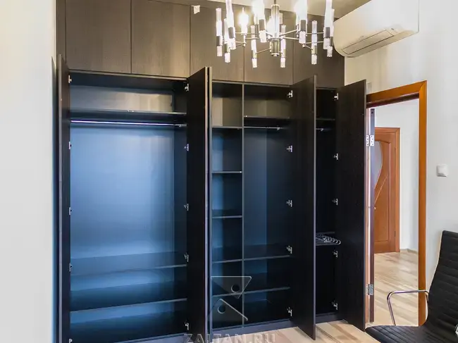 Распашной встроенный шкаф