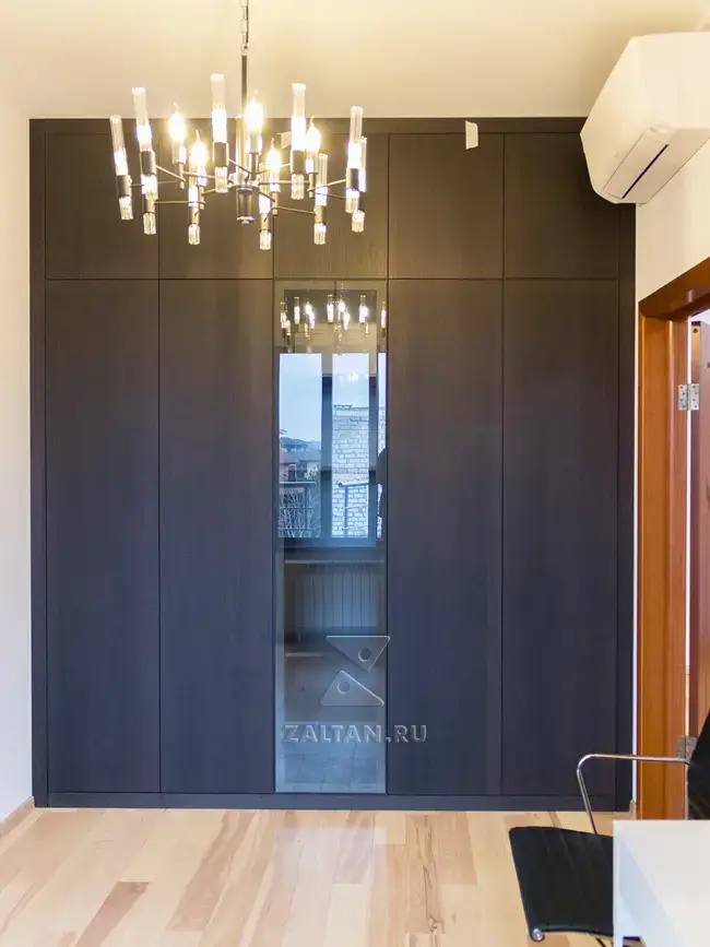 Шкаф со стеклыннми тонированными дверьми