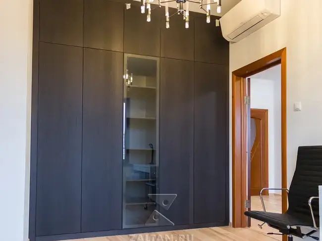 Тёмный шкаф из шпона дуба