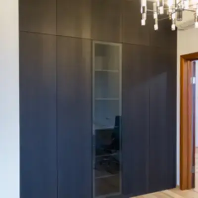 Встроенный шкаф с витриной