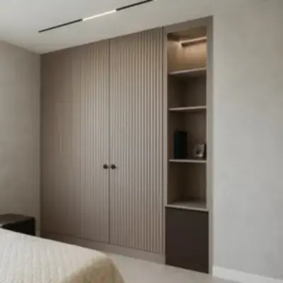 Реечный встроенный шкаф в спальню