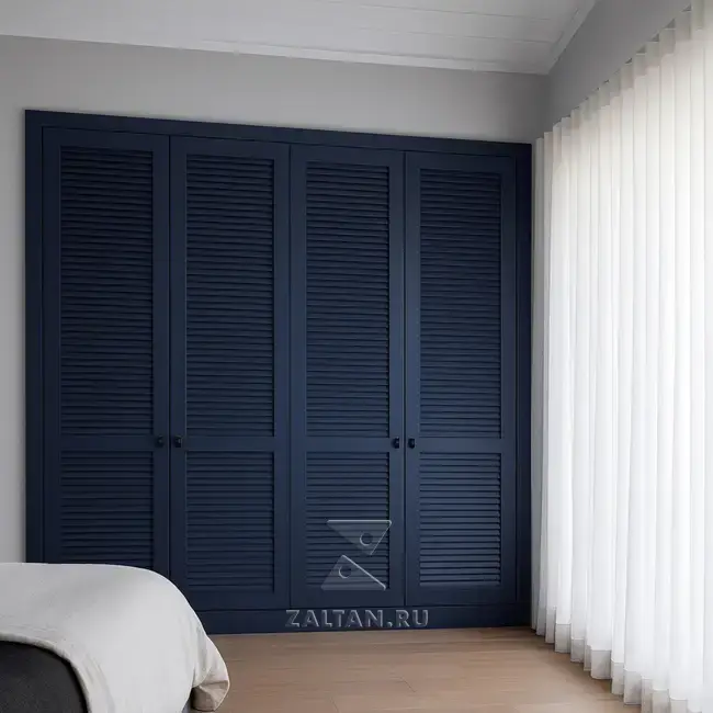 Встроенный шкаф с жалюзийными дверями