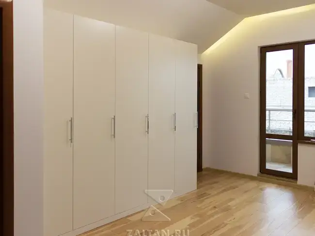 Белый современный шкаф