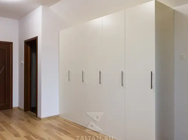 Современный распашной шкаф