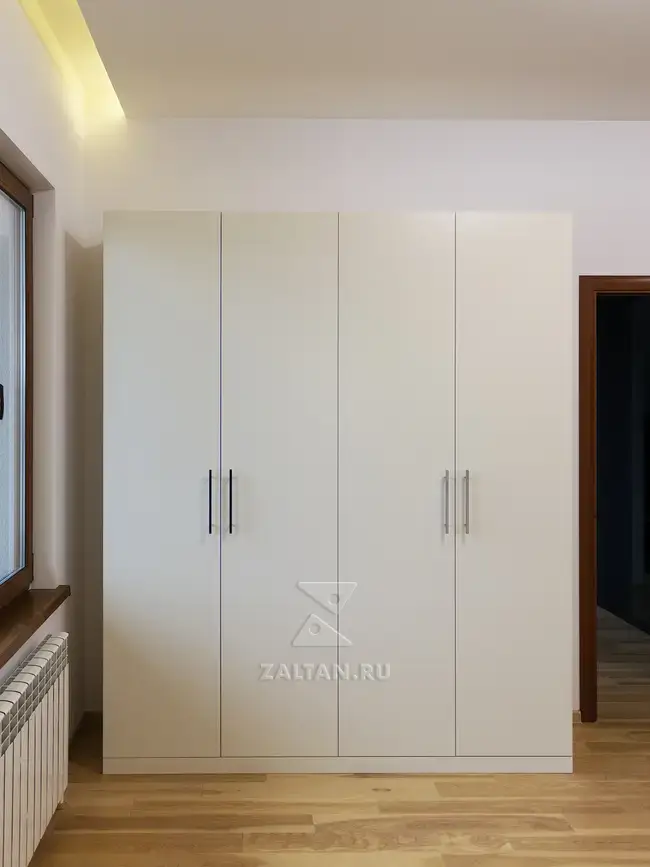 Белый современный шкаф