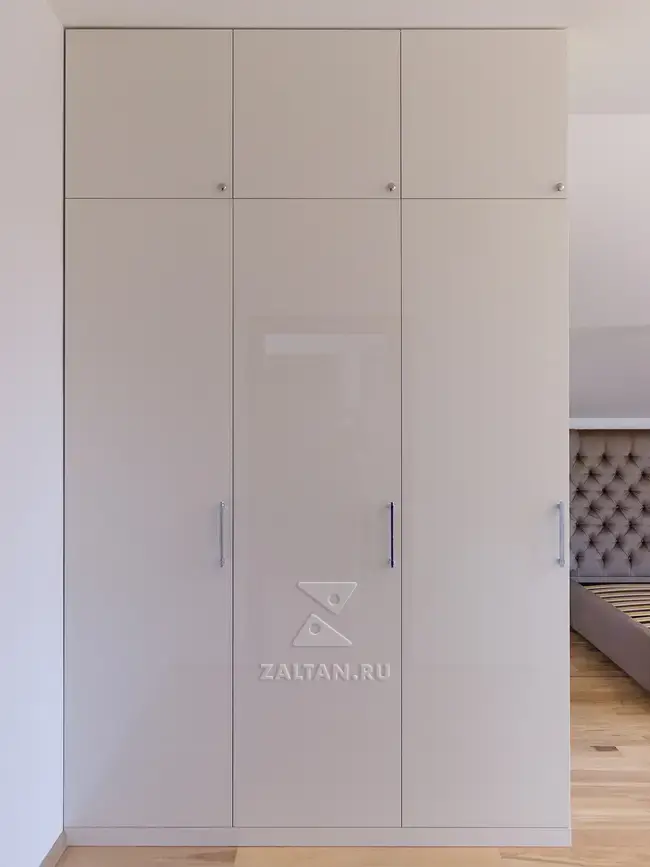 3-х дверный распашной шкаф