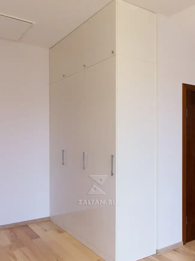 Шкаф с глянцевыми дверьми