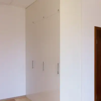 Белый глянцевый шкаф в спальню