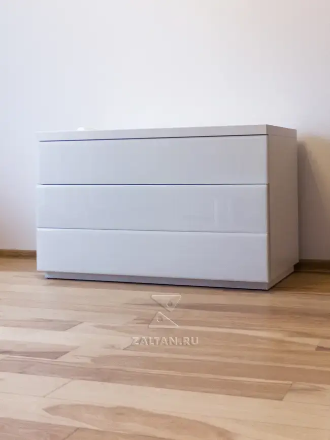 Комод с глянцевыми фасадами