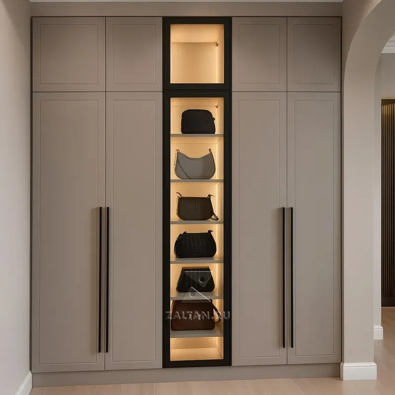 Встроенный шкаф с витриной