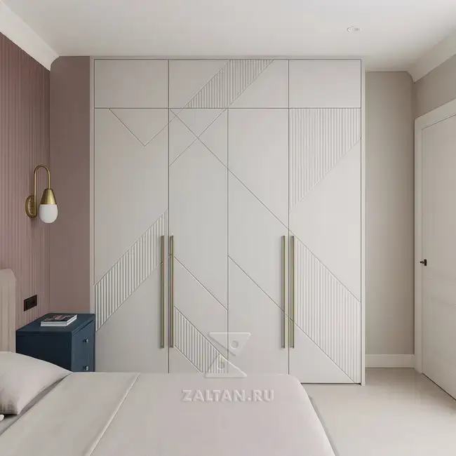 Встроенный платяной шкаф с декоративными панелями