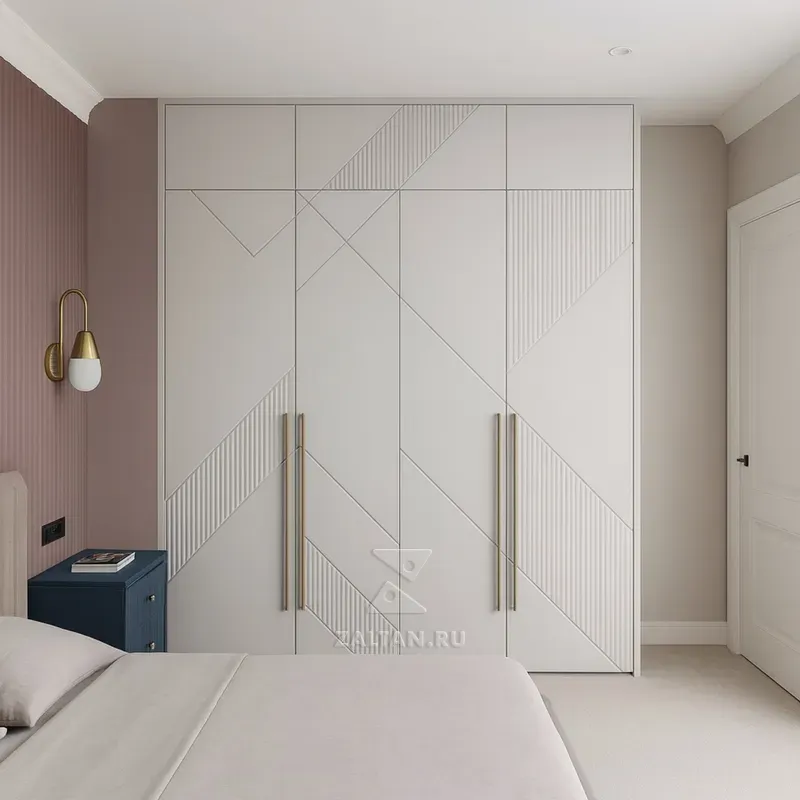 Встроенный платяной шкаф с декоративными панелями