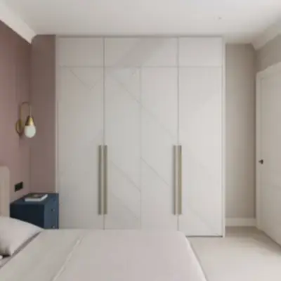 Встроенный платяной шкаф