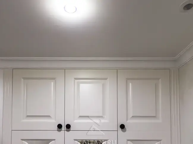 Антресольный ряд фасадом