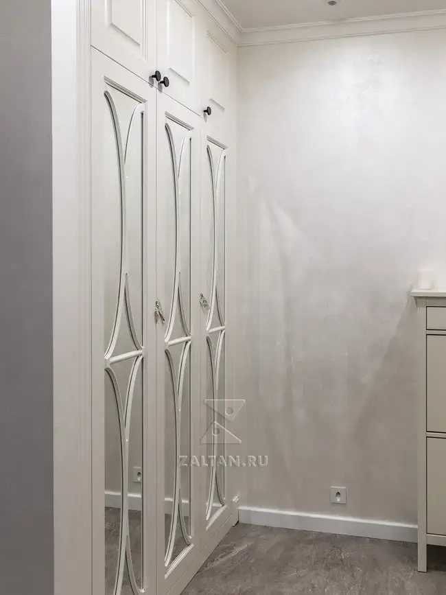 Зеркальный шкаф с дугами