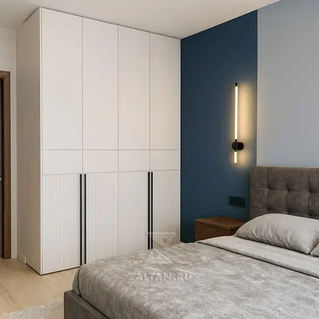 Шкаф встроенный в спальню белый