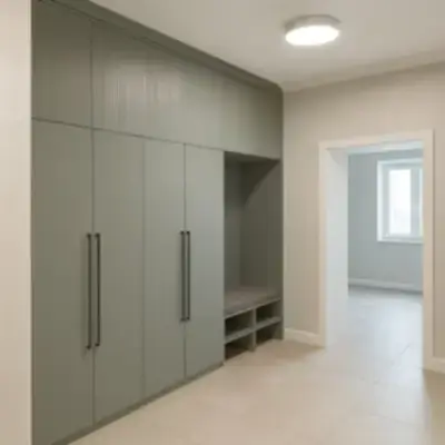 Встроенная прихожая с банкеткой