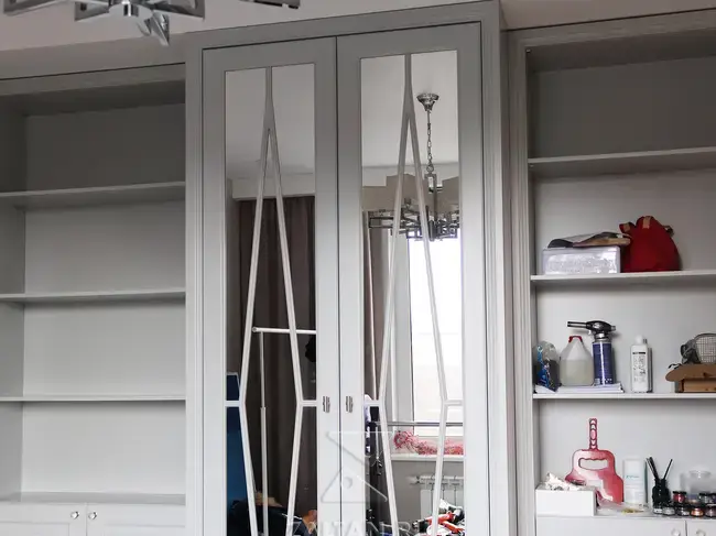 Серый шкаф в гостиную