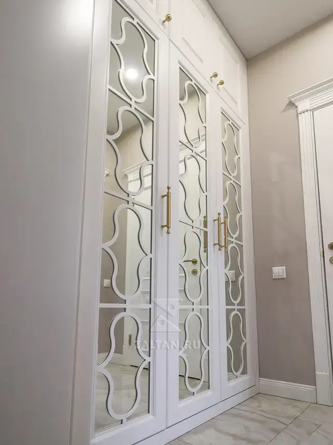 Зеркальный шкаф с раскладкой