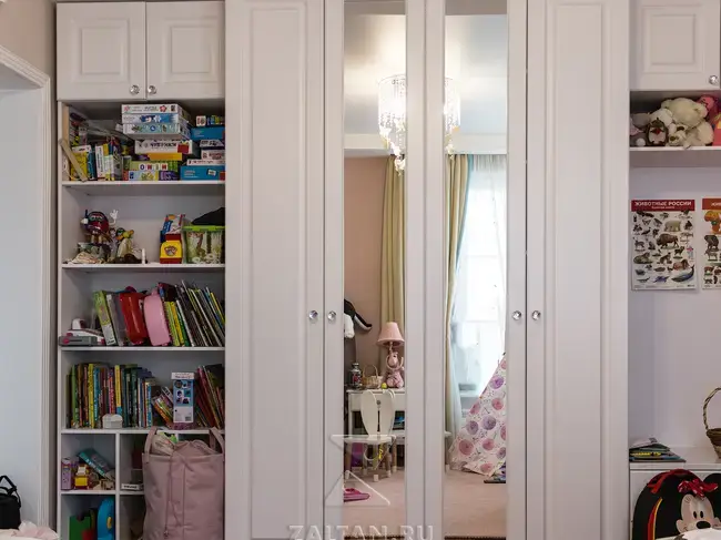 Белый распашной шкаф в детскую