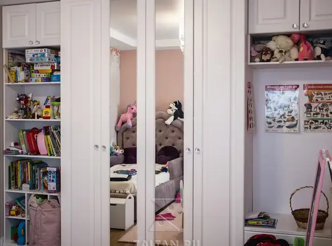 Шкаф с двумя стеллажами