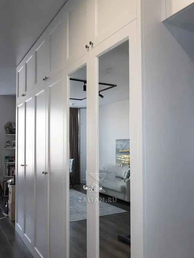 Белая прихожая в узком коридоре