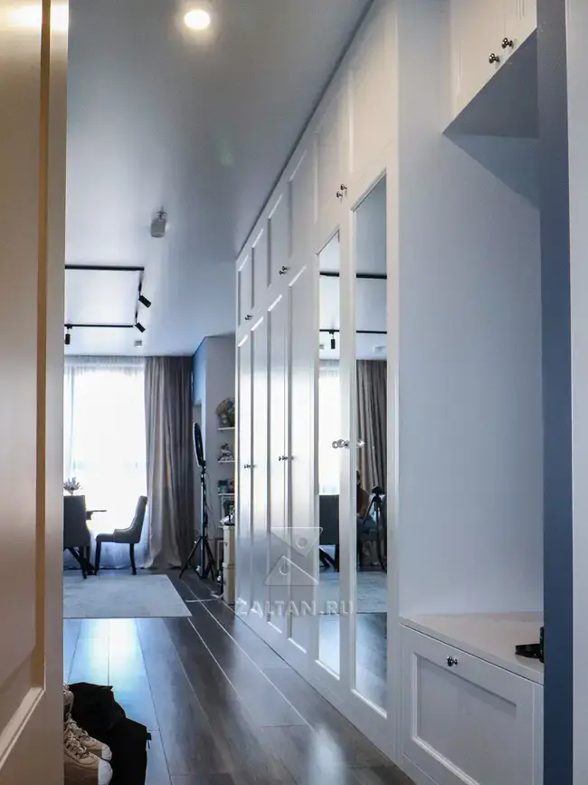 Шкаф в прихожую с зеркальными дверьми