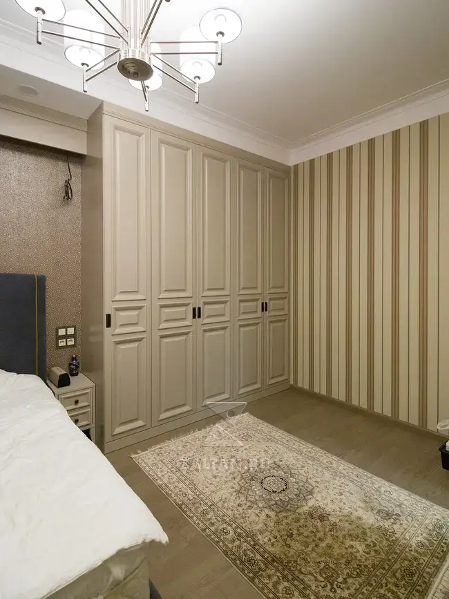 Распашной шкаф в спальню