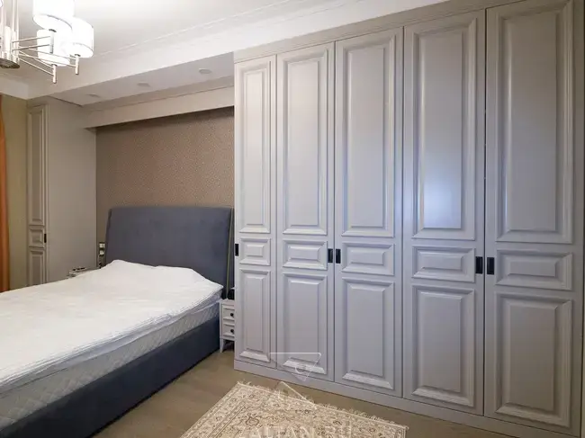 Шкаф над изголовьем кровати