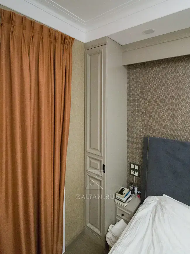 Шкаф пенал справа от кровати