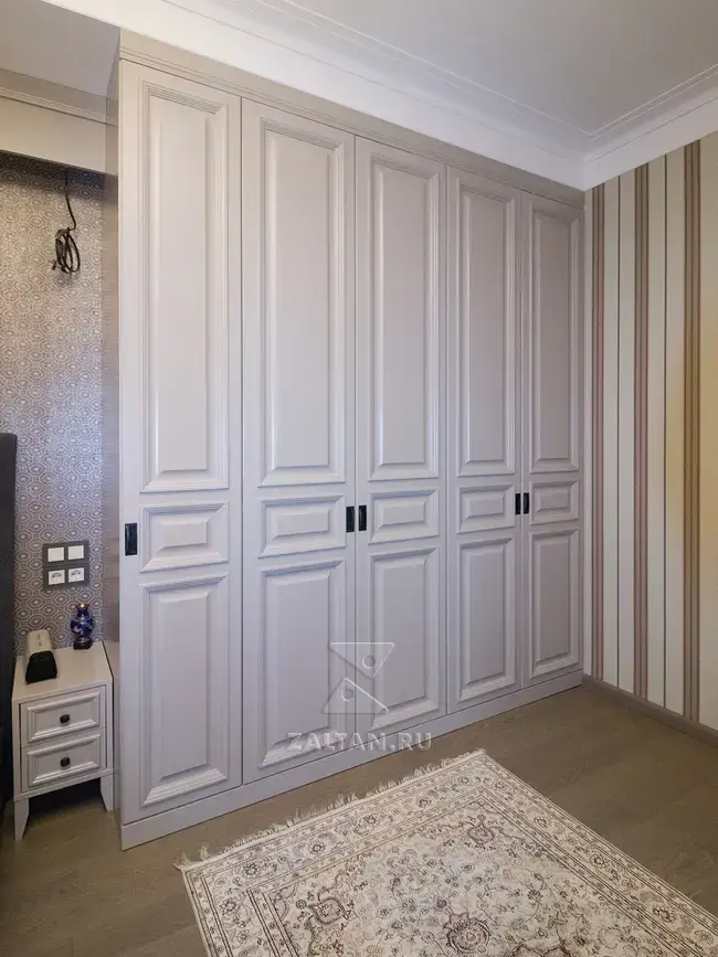 Шкаф в спальню классический