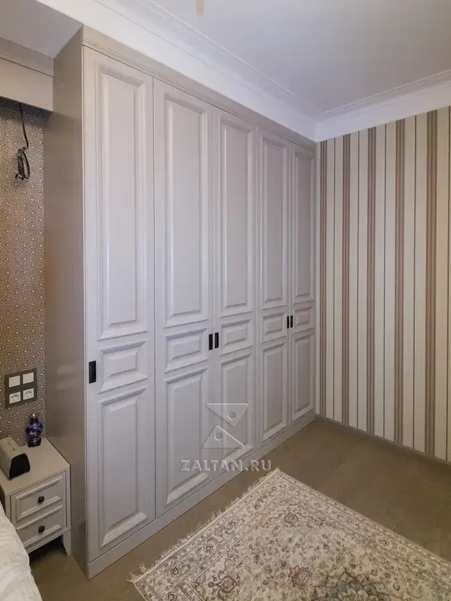 Светло серый шкаф